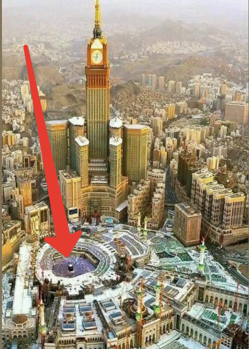 Siyah küçük bina "ALLAHIN EVİ" ..
Diğerleri de işte...
Bu binanın sırtından paraya çökenlerin ve çökenler ile üç ayak halay duranların...!