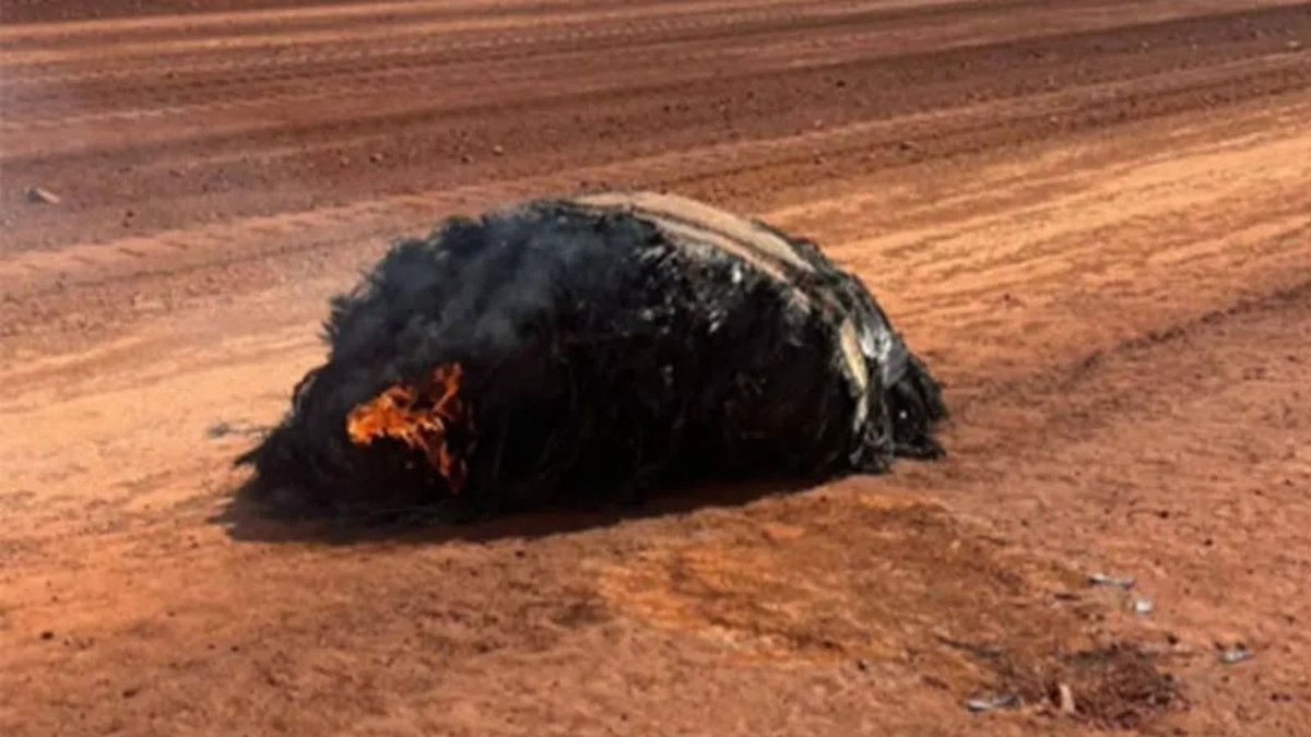 Avustralya çölüne gökten ateş gibi bir cisim düştü.

Bilim insanları net konuşamıyor ama şüphe büyük:
Bu parça “muhtemelen Dünya dışından geldi” ve bir uzay aracına ait olabilir.

Bölge karantinaya alındı, NASA dahil incelemeler başladı.