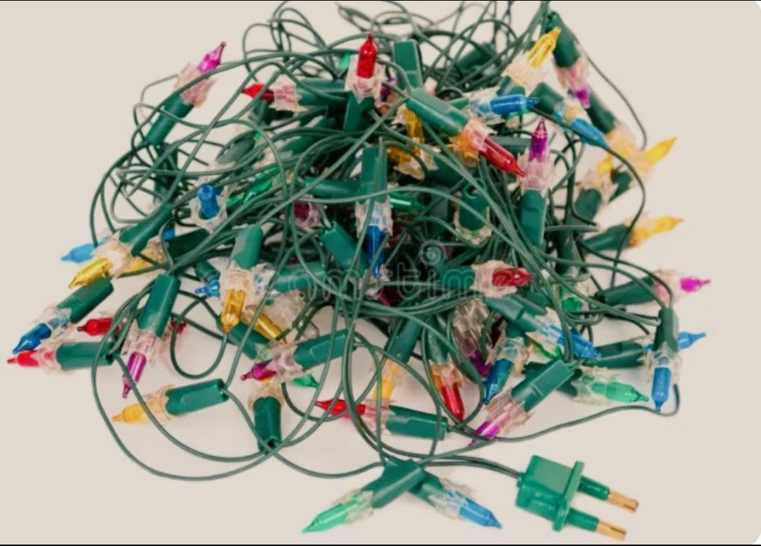 Recuerden que el 8 de diciembre se arma el arbolito de navidad, así que ya es momento de empezar a desenredar las luces para llegar a tiempo.