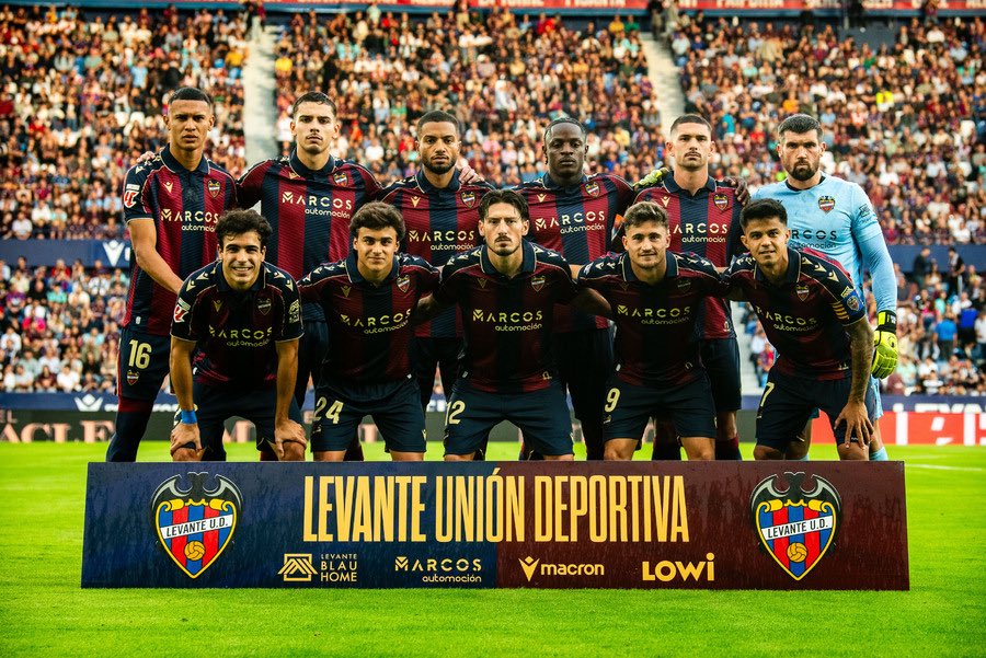 Lo estáis dando todo en el césped y por eso os merecéis todo nuestro apoyo.

Estamos a muerte con vosotros.

Se pueden perder batallas pero entre todos vamos a ganar la guerra.

Estamos en el mismo barco.