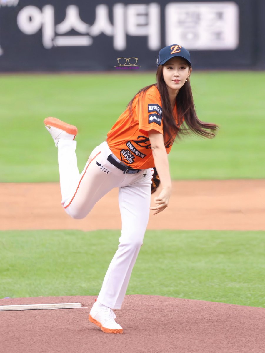 fragilehk's tweet image. 20251018
🦅 시구
⚾️ 퍼펙트 시구
完美開球 
Perfect 👏🏻
Cr: fragile_hk
#kwonyuri #權俞利 #少女時代 #소녀시대
#SNSD #권유리 #eagles 
#한화생명볼파크 #한화