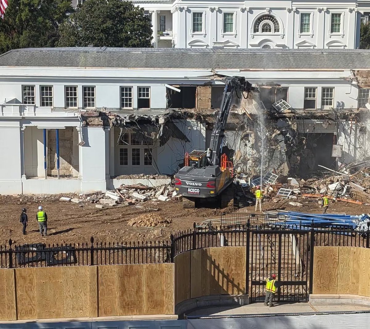 MeidasTouch's tweet image. JUST IN: The White House has begun DEMOLISHING portions of the East Wing of the White House to build Trump’s $250 million ballroom — despite earlier claiming it wouldn’t “interfere” with the existing White House structure. (Washington Post)