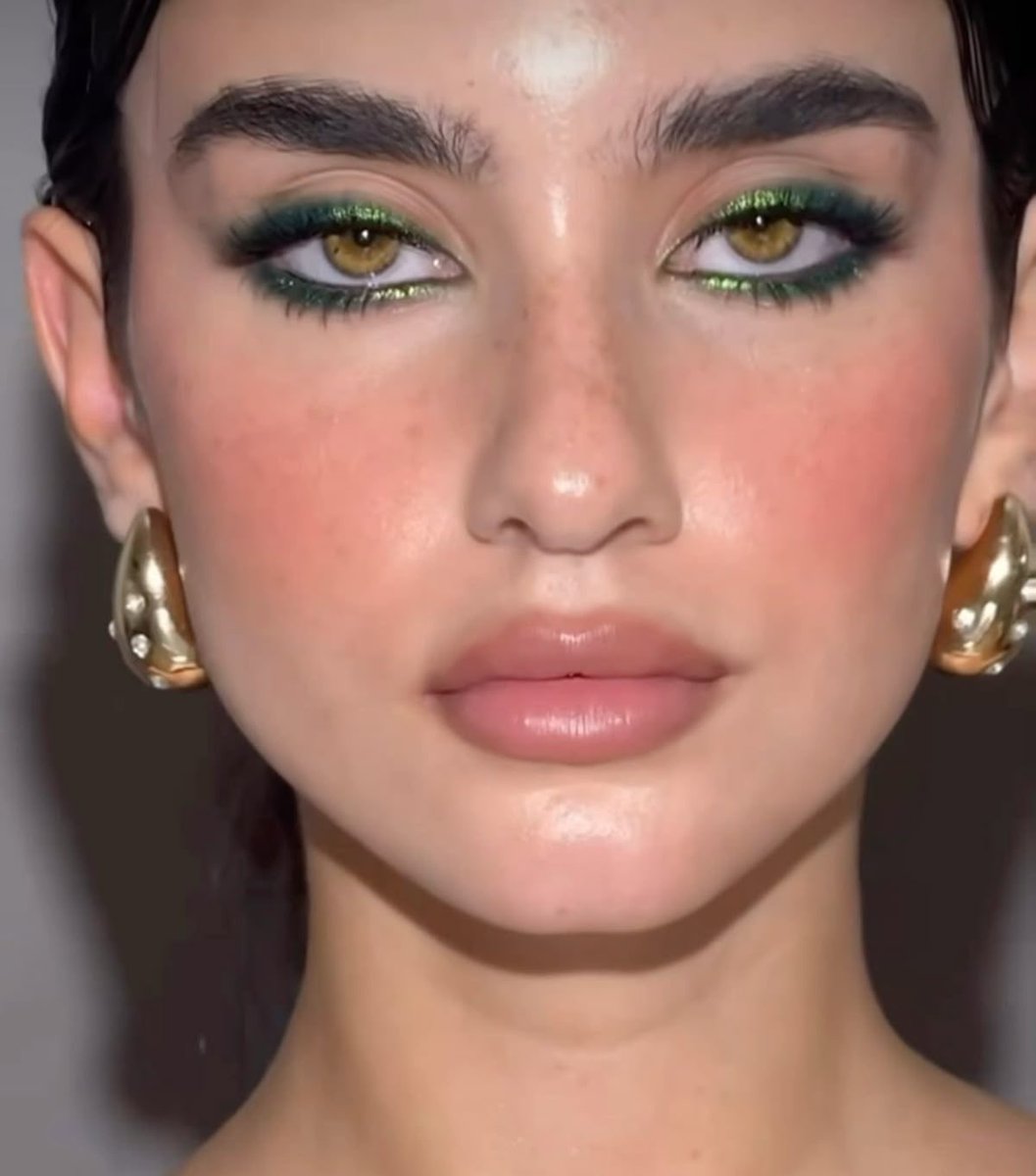 jiaa_xo's tweet image. whenever I’m intimidated by a eyeshadow colour I apply it almost like a liner close to my eyelashes just like this