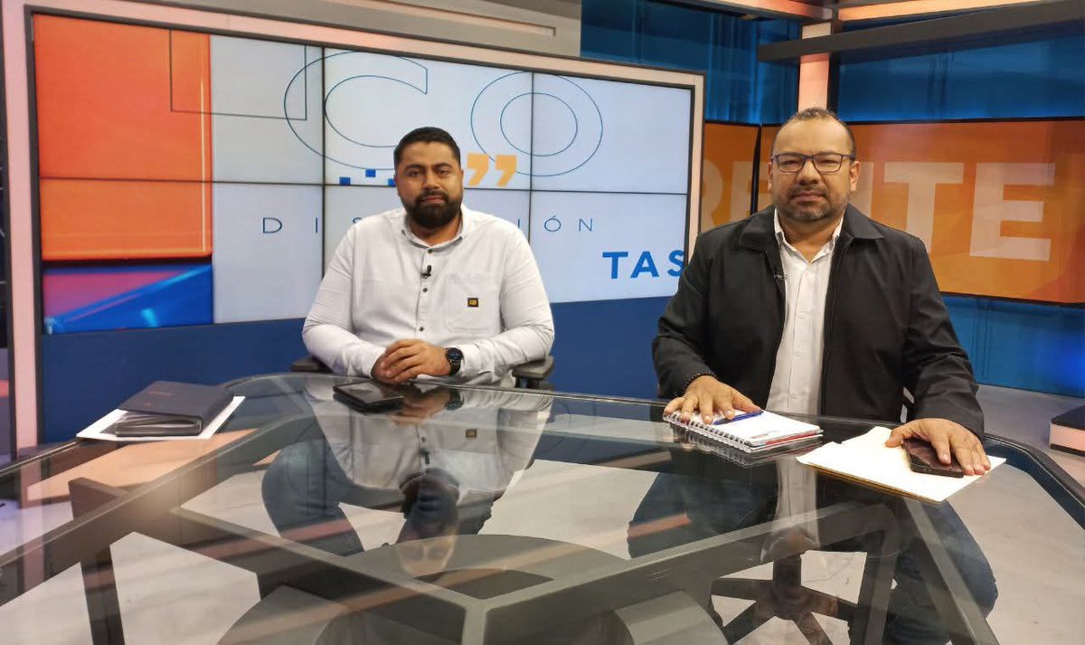 alertanoti's tweet photo. TRANSPORTISTAS PLANTEAN TARIFA DE PASAJE A $1: ADVIERTEN QUE EL SUBSIDIO YA NO LES ALCANZA

El vocero de la Mesa Nacional del Transporte, Luis Regalado, lamentó que no existe actualmente ninguna discusión oficial sobre el aumento de la tarifa del transporte público, aunque asegura que, de presentarse en el futuro, se pediría una evaluación técnica para determinar la viabilidad de un posible "ajuste".

Reveló que coincide con propuestas que plantean que la tarifa ideal para garantizar sostenibilidad al sector debería rondar los $1.00, tomando en cuenta el alza en los costos de operación, combustibles y mantenimiento de unidades.

"De acuerdo con parámetros regionales, Honduras está en $0.69 ctvs, Guatemala esta en $0.68 ctvs de dólar aproximadamente. Necesitamos por lo menos una evaluación técnica para determinar cuál sería la tarifa en ElSalvador", dijo.

"Hemos oído propuestas internacionales a querer dar este servicio donde el precio no es ni la sombra de la que cobramos", agregó.

Actualmente, en El Salvador, el transporte público se mantiene subsidiado por el Gobierno, con tarifas reguladas de $0.20 centavos para autobuses y $0.25 centavos para microbuses en las zonas urbanas del país, una medida que busca mantener el servicio accesible para la población.

Otros de los temas que mantienen en vilo a los transportistas es el de la modernización del transporte, afirmó Luis Regalado.

Y es que el gobierno salvadoreño tiene entre sus planes de la modernización del transporte colectivo, que incluye: un metrocable, la adquisición de nuevos buses con tecnología inteligente, modernización de paradas de buses y la instalación de sistemas de cobro electrónico y GPS.  

Ante esto, la postura de la Mesa Nacional del Transporte es clara: “Nosotros estamos abiertos a la posición que el gobierno quiera jugar. Nosotros lo hemos dicho: a nivel nacional, díganos qué ruta quiere comprar… los compañeros están vendiendo, porque ya no aguantamos", expresó el líder del gremio.
