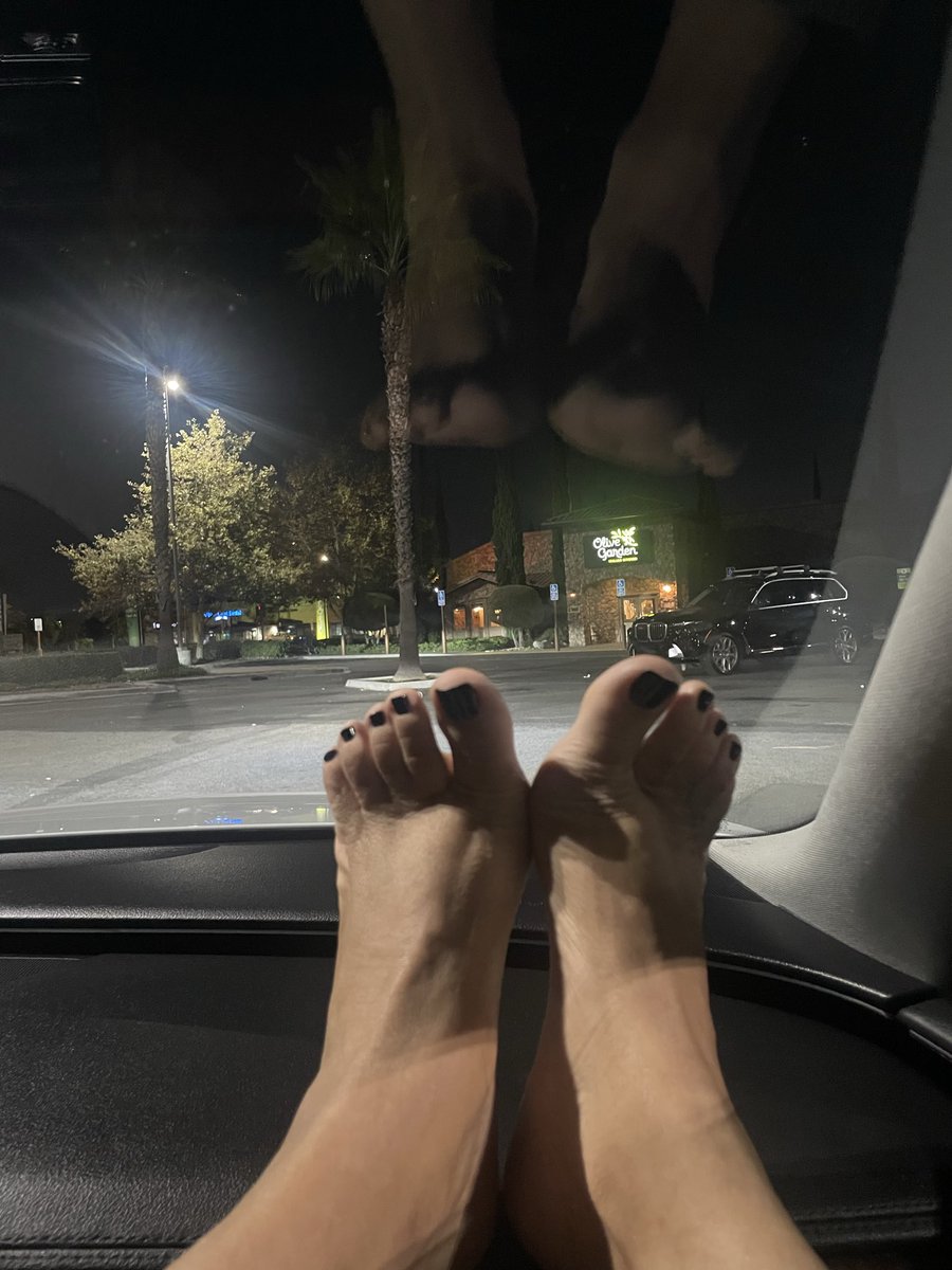 Car Feet …Reflecting on the weekend 👣.. look close 😉
#carfeet #prettyfeet #REFLECTION #blacktoes #MIF #MLFFeet #sexyfeet #follow #followback 
#feetworshi̇p #footfetısh