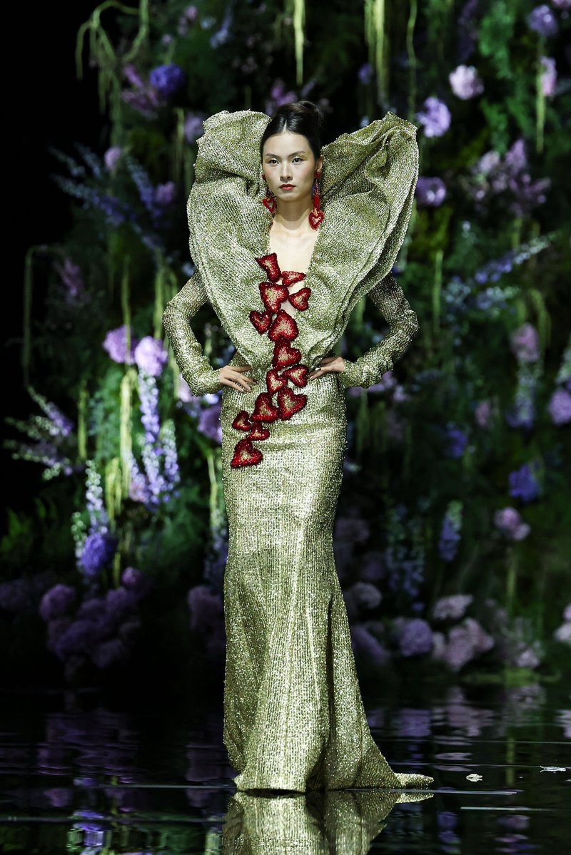 izzah_vl's tweet image. a complete look at guo pei ss&apos;26 couture titled &apos;gilternity: an everlasting radiance&apos; ⋆