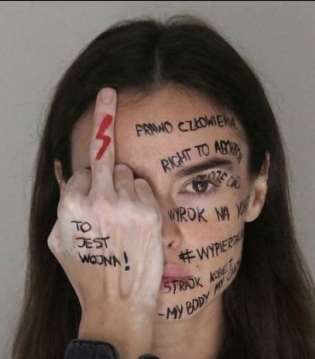 Pisowcy strasznie się oburzyli, że filmową rolę Maryi, czyli de facto rolę wytworu ludzkiej wyobraźni, ma zagrać Katarzyna Smutniak. Wielu mędrców prawicy swoje światłe analizy przydatności aktorki do zagrania roli baśniowej postaci opierają na tym, że Katarzyna Smutniak jasno i