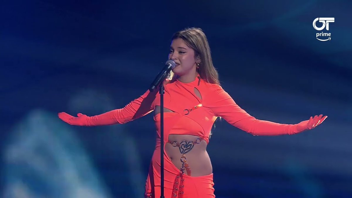 Mismas vibes: la maldición de los vestidos monocolor con guantes y canción profunda.
#OTGala5