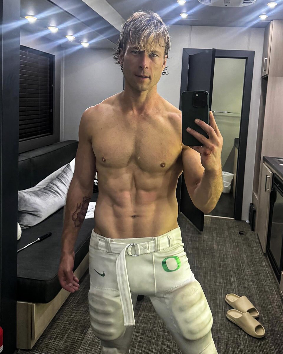 Glen Powell in a new shirtless selfie!