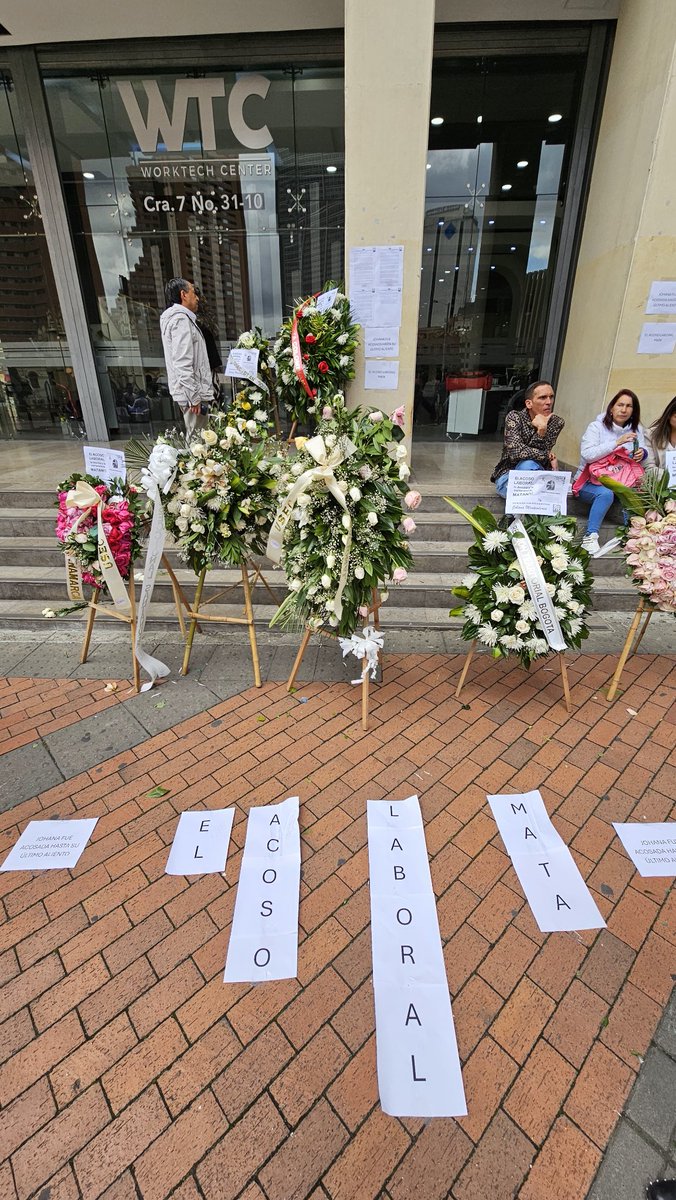 Homenaje de trabajadores/as a la compañera Johana Montesdeoca, quién fue víctima de acoso laboral en medio de una grave enfermedad.
Nuestra solidaridad con su familia y compañeros/as.
Urge un acuerdo amplio para la eliminación de todas las violencias en los puestos de trabajo.