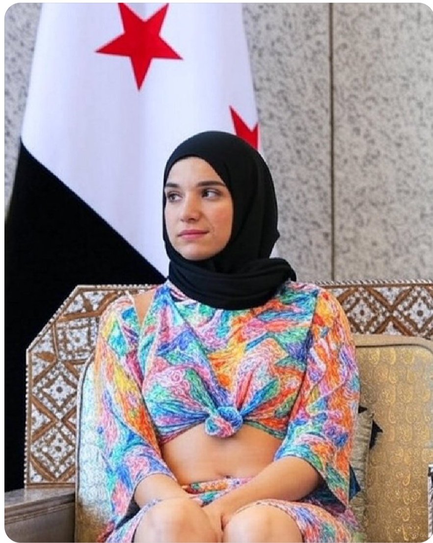 من شدة غباء وحقارة اغلب السوريين وخاصة أبناء الصنة أو السنة يعتبرون #خبيرة_النكاح_لطيفة هي شرفهم وعرضهم و #أحمد_الشرع حامي شرفهم وعرضهم ، ربطوا شرفهم ودينهم ودنياهم وأخرتهم برجل وسيدة اصحاب سبي واغتصاب ، أما الدكتورة المثقفة #أسمآء_الأسد لعنوها وتكلموا عنها وشمتوا بمرضها