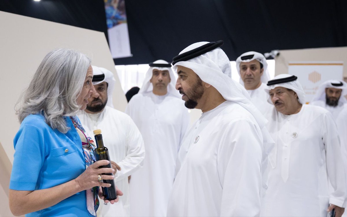 NET_AD's tweet image. حمدان بن زايد : زرنا مهرجان ومزاد الظفرة للتمور، الذي يهدف إلى تعزيز الوعي بالموروث الزراعي، وتنمية صناعة التمور وتشجيع المنتجين على تطوير إنتاجهم، كما يُعد منصة لتبادل الخبرات حول أساليب الزراعة الحديثة، بما يسهم في تعزيز الأمن الغذائي وضمان استدامته.