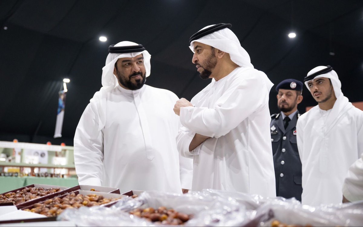 NET_AD's tweet image. حمدان بن زايد : زرنا مهرجان ومزاد الظفرة للتمور، الذي يهدف إلى تعزيز الوعي بالموروث الزراعي، وتنمية صناعة التمور وتشجيع المنتجين على تطوير إنتاجهم، كما يُعد منصة لتبادل الخبرات حول أساليب الزراعة الحديثة، بما يسهم في تعزيز الأمن الغذائي وضمان استدامته.