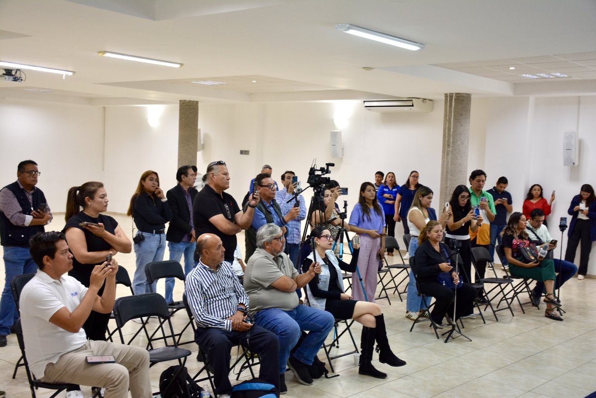 Acción Nacional SLP (@panslp) on Twitter photo 🔵 Hoy, en rueda de prensa desde el Comité Estatal del PAN, nuestra presidenta Verónica Rodríguez compartió los detalles sobre la renovación de la imagen del Partido Acción Nacional, presentada el pasado sábado.
💬 Esta nueva etapa representa un PAN más unido, más fuerte y 🔵 Hoy, en rueda de prensa desde el Comité Estatal del PAN, nuestra presidenta Verónica Rodríguez compartió los detalles sobre la renovación de la imagen del Partido Acción Nacional, presentada el pasado sábado.
💬 Esta nueva etapa representa un PAN más unido, más fuerte y