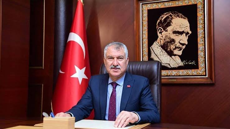 Suç örgütü kurmak, 42 kez ihaleye fesat karıştırmak, 4 kez edimin ifasına fesat karıştırmak, 5 kez resmî belgede sahtecilik, 21 kez özel belgede sahtecilik, 10 kez rüşvet, kara para aklama, sahte fatura düzenleme…

Hakkında 704 yıl hapis istenen Aziz İhsan Aktaş tutuksuz