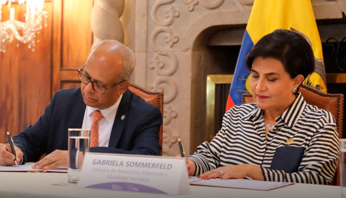 vtv_ecuador's tweet photo. #País: 📑🎙La canciller Gabriela #Sommerfeld y el secretario general de la #OEA, Albert #Ramdin, firmaron un acuerdo en materia de seguridad multidimensional para fortalecer mecanismos de cooperación. https://t.co/6uloVrPYbj