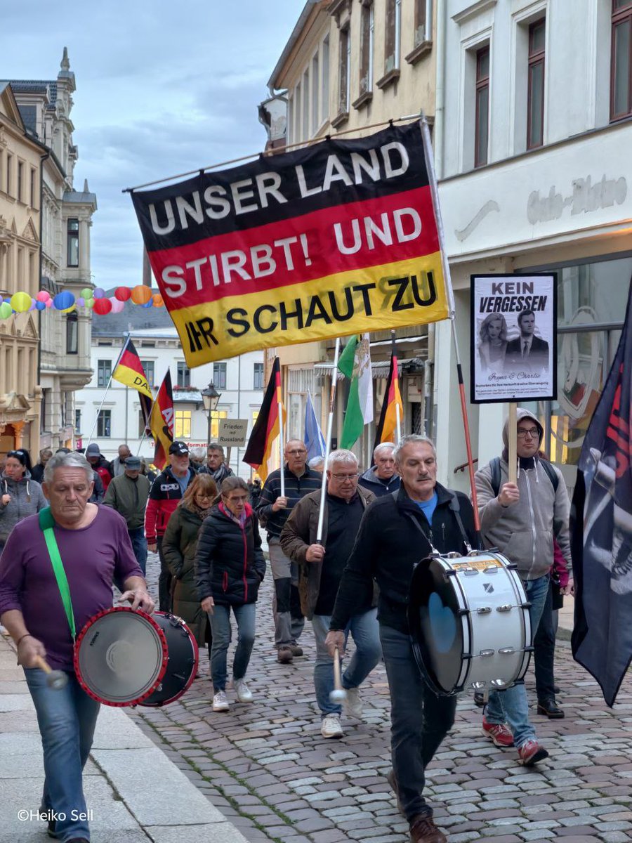 Altenburg in Thüringen – starke Message bei der Montagsdemo heute:

– Unser Land stirbt – und ihr schaut zu!
– Kein Vergessen: Iryna Zarutska, Charlie Kirk

Diese mutigen Aktivisten verdienen nicht nur ein Ehrenabzeichen, sondern auch eine Million Dankeschöns – für ihren Mut. ❤️