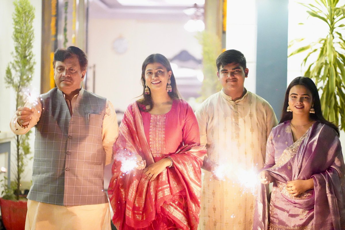 GaneshSingh_in's tweet image. दीपों के पावन पर्व दीपावली के अवसर पर आज सतना स्थित अपने निवास पर परिवार जनों के साथ दीपोत्सव मनाया। परिवार के स्नेह, परंपराओं की गरिमा और आस्था की रोशनी ने इस पर्व को और भी विशेष एवं यादगार बना दिया।

भगवान श्री गणेश जी और माता लक्ष्मी से प्रार्थना है कि यह शुभ प्रकाश सभी के…