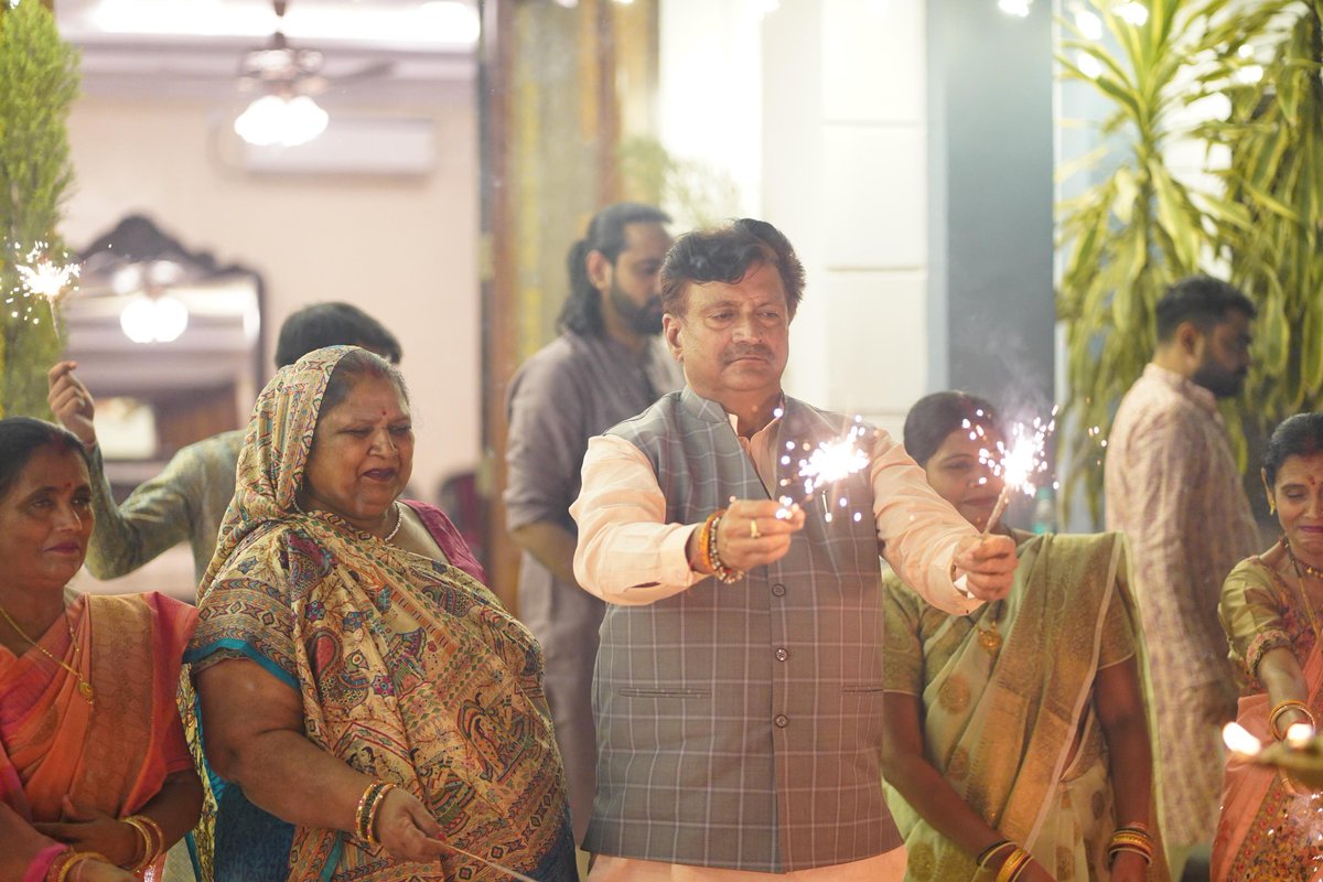 GaneshSingh_in's tweet image. दीपों के पावन पर्व दीपावली के अवसर पर आज सतना स्थित अपने निवास पर परिवार जनों के साथ दीपोत्सव मनाया। परिवार के स्नेह, परंपराओं की गरिमा और आस्था की रोशनी ने इस पर्व को और भी विशेष एवं यादगार बना दिया।

भगवान श्री गणेश जी और माता लक्ष्मी से प्रार्थना है कि यह शुभ प्रकाश सभी के…