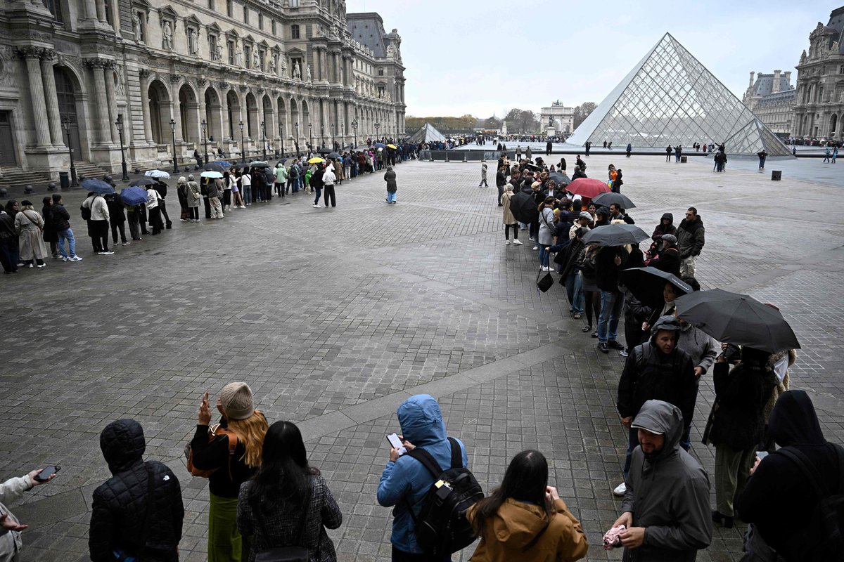 GulfTimes_QATAR's tweet photo. The Louvre was closed for a second day Monday as police hunted for thieves who broke in and stole priceless royal jewels in a spectacular daylight robbery.
#LouvreRobbery #LouvreMuseum
https://t.co/TNw6Zcy2kv https://t.co/z4b67WJrsX