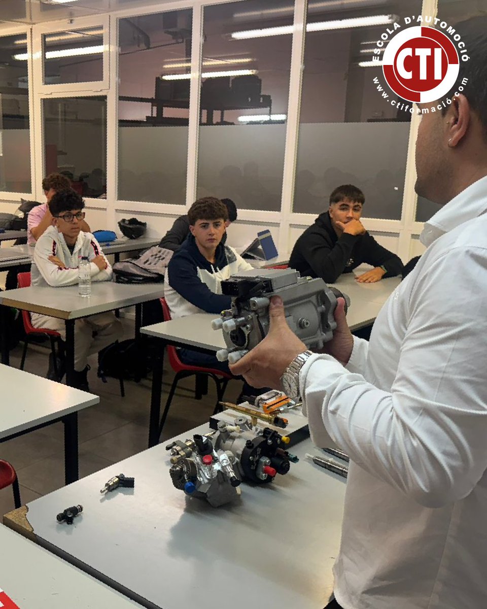 ctiformacion's tweet photo. Nuestro exalumno de la promoción 2013, Sergio Gaya, lleva más de una década en @RUFRE_Diesel, referente internacional en diagnóstico, reparación y distribución de sistemas diésel y gasolina.

Hoy regresa para formar el futuro en Electromecánica y Automoción. 🔧🎓 https://t.co/1qmKTo59ct