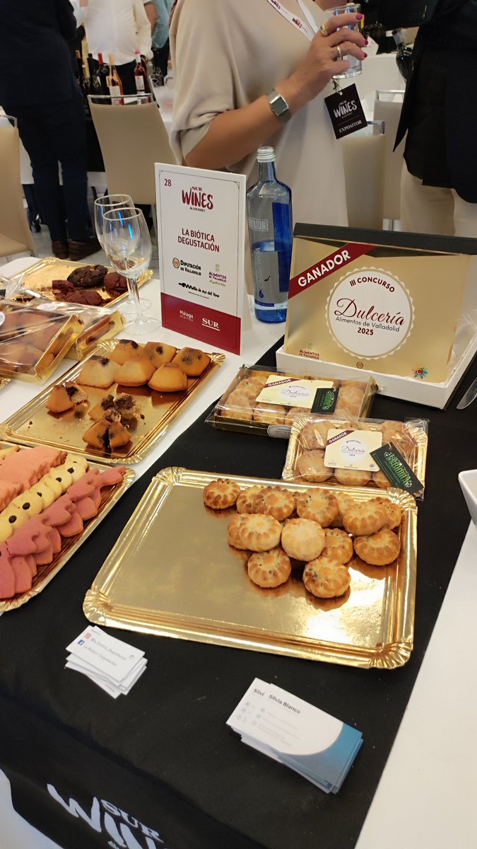 La biótica degustación es una pastelería de productos veganos y 100% naturales. Tienen unas pastas llamadas Coronas de Isabel hechas con dátiles y nueces que ganaron el primer premio al mejor dulce de #Valladolid 2025. <a href="/DiarioSUR/">SUR. El periódico de Málaga</a>