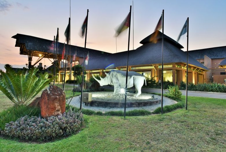benjimk's tweet image. L'Aéroport International Kruger Mpumalanga en #AfriqueDuSud 🇿🇦 est un exemple incroyable !
Inauguré en 2002 près du Parc Kruger, son terminal est conçu sur un thème africain.
Il est recouvert d'un immense toit de chaume (paille) et utilise des poutres en bois 🪵, ce qui en…