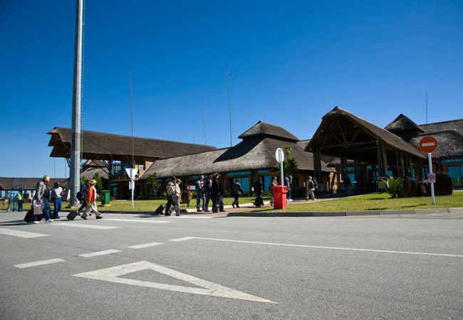 benjimk's tweet image. L'Aéroport International Kruger Mpumalanga en #AfriqueDuSud 🇿🇦 est un exemple incroyable !
Inauguré en 2002 près du Parc Kruger, son terminal est conçu sur un thème africain.
Il est recouvert d'un immense toit de chaume (paille) et utilise des poutres en bois 🪵, ce qui en…