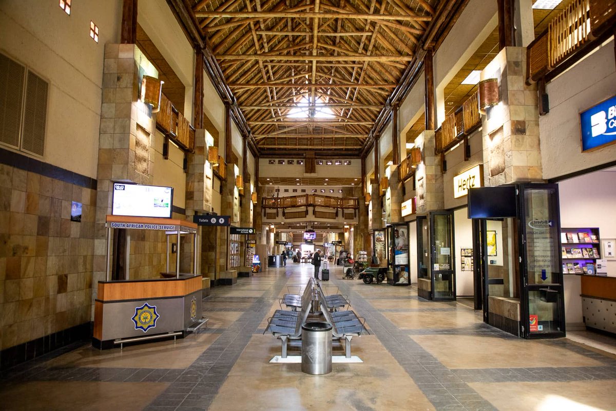 benjimk's tweet image. L'Aéroport International Kruger Mpumalanga en #AfriqueDuSud 🇿🇦 est un exemple incroyable !
Inauguré en 2002 près du Parc Kruger, son terminal est conçu sur un thème africain.
Il est recouvert d'un immense toit de chaume (paille) et utilise des poutres en bois 🪵, ce qui en…