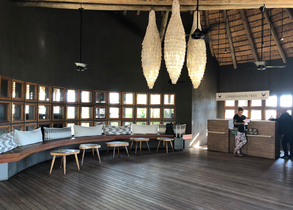 benjimk's tweet image. L'Aéroport International Kruger Mpumalanga en #AfriqueDuSud 🇿🇦 est un exemple incroyable !
Inauguré en 2002 près du Parc Kruger, son terminal est conçu sur un thème africain.
Il est recouvert d'un immense toit de chaume (paille) et utilise des poutres en bois 🪵, ce qui en…