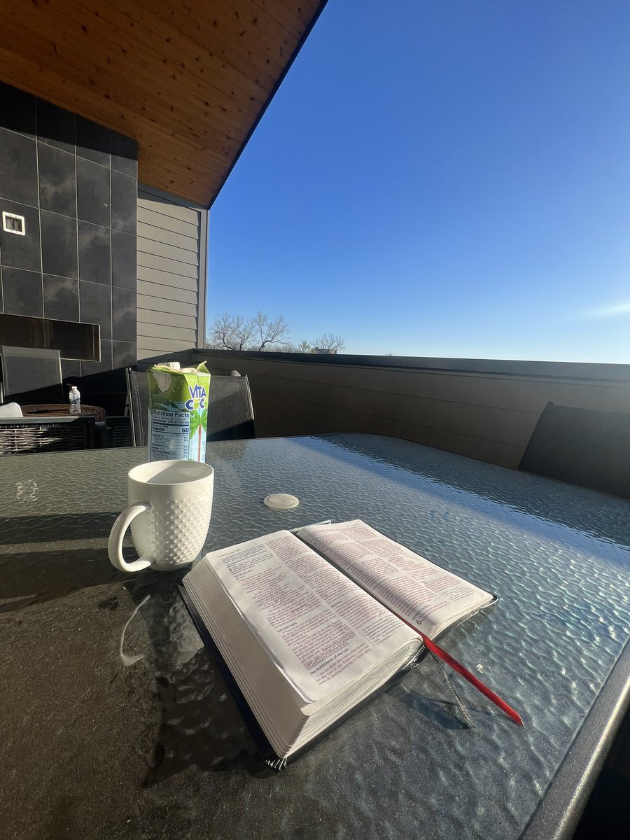 Hoje de manhã resolvi não fazer o Devocional, com aquele argumento que o assunto já estava repetitivo, mas a verdade é que no decorrer que o dia vai passando nada consegue satisfazer uma fome dentro de mim.

Então volto-me a tarde para a única coisa que consegue saciar essa fome.