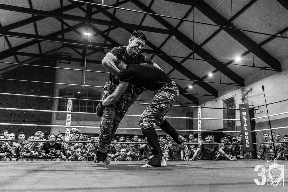 Semaine de la Saint Michel au 3e RPIMa 🪂
Repas de corps - combats de MMA

Clap de fin musclé pour la Saint Michel : cette année, si les paras ont levé le verre, ils ont aussi levé les poings lors de combats de MMA !