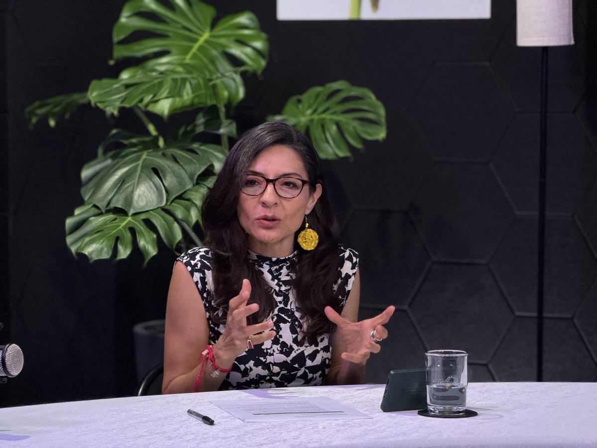 SaludPublicaMx's tweet photo. #RadioESPM 🎙️ Las redes sociales son parte esencial del desarrollo y la convivencia adolescente, pero también implican riesgos para su bienestar emocional y social, conoce más ⤵️

¡Ya estamos en vivo! 🔴
🔗 https://t.co/ZplgKf31tx

¡Ciencia que se escucha, se ve y se comparte! 🎧 https://t.co/70kSeb32ws