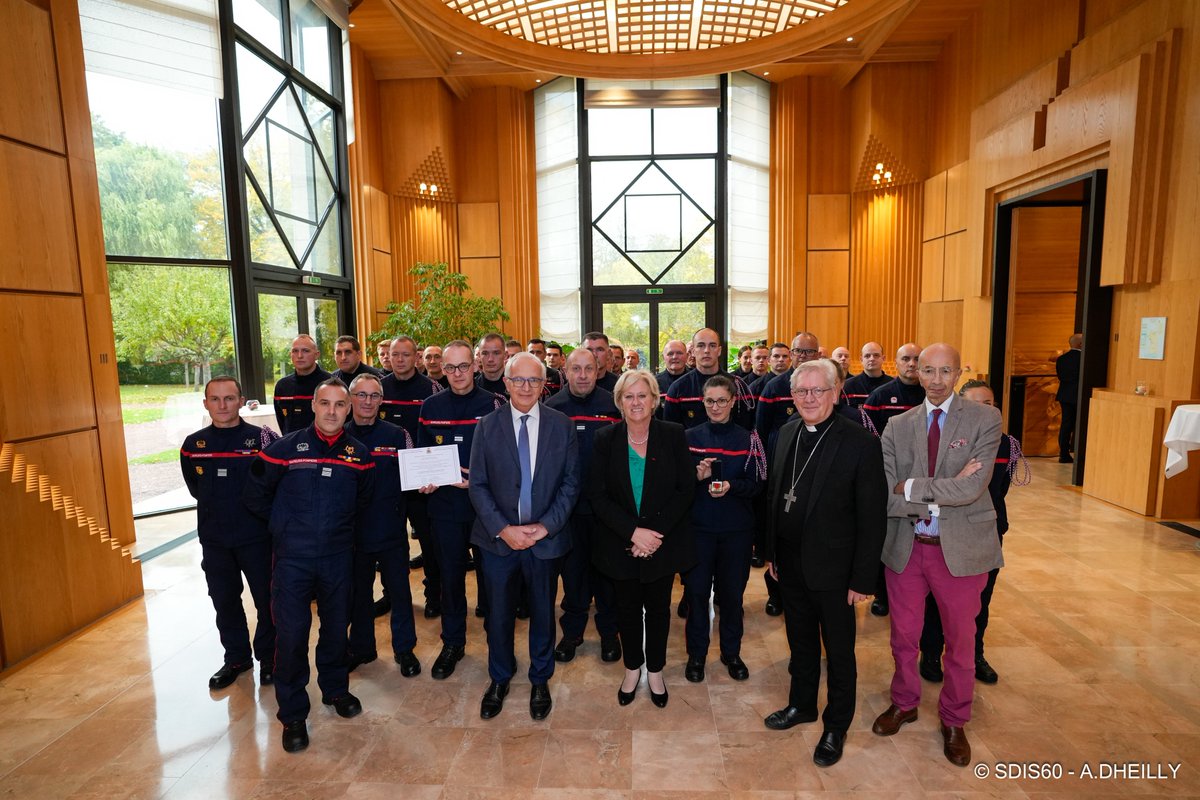 Les <a href="/PompiersFR/">Pompiers de France</a>  de l’Oise ont été honorés ce soir par Monseigneur Jacques Benoit-Gonnin, évêque de #Beauvais, #Noyon et #Senlis, pour leur engagement lors des incendies survenus dans plusieurs édifices du département, ainsi qu’à l’occasion de leurs renforts extra-départementaux