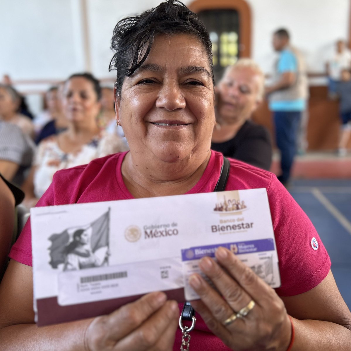 El Director Regional 1, Edwin Oviedo Rodríguez, esta mañana entregó en mi representación 200 tarjetas del Banco del Bienestar  💳 a nuevas derechohabientes de la #PensiónMujeresBienestar 💜 del municipio de Cuauhtémoc.
<a href="/A_MontielR/">Ariadna Montiel Reyes</a> 
#HumanismoMexicano
#PrimeroLosPobres