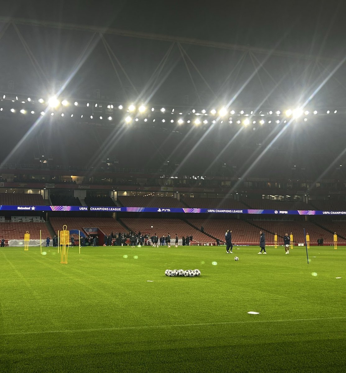 🚨💣ÚLTIMA HORA: Tremendo enfado del Atlético de Madrid al no haber agua caliente en el Emirates. 

La expedición rojiblanca se tuvo que marchar al hotel para ducharse tras el entrenamiento.

Se ha puesto una queja formal a la UEFA. 

<a href="/medinamarca/">David G. Medina</a>