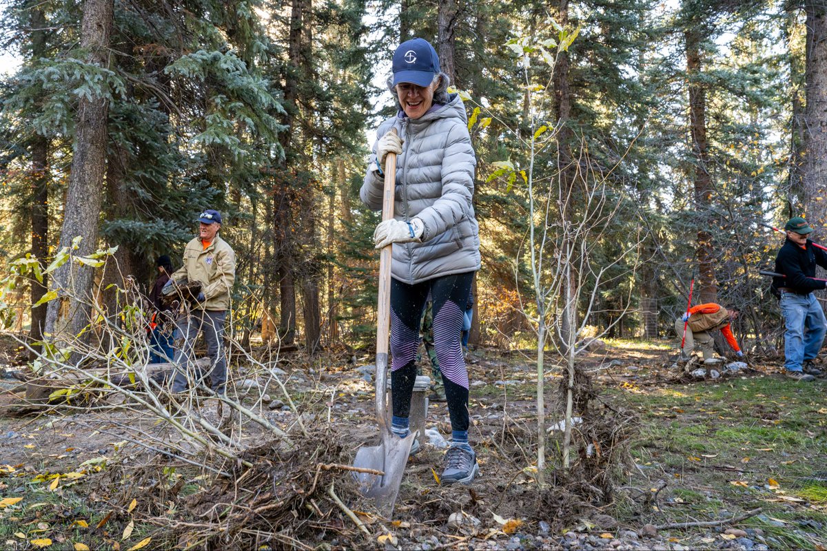 Franklin_Graham's tweet photo. Today @SamaritansPurse volunteers went to work in southwest Colorado after a series of storms flooded hundreds of homes last week. Please pray for our teams as they mud out houses, remove damaged drywall, clear debris, cut up fallen trees, and share the love of Jesus Christ with families impacted by this disaster. Learn more about volunteering with us at https://t.co/msOP3Ifnhq.