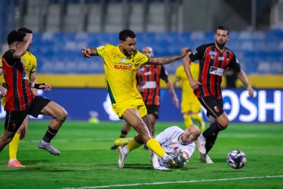 النقاد والمحللين يستغربون عزوف جماهير الخليج عن مؤازرة فريقهم رغم العروض المُبهرة التي يقدمها وهو استغراب في محله فما أظهره الفريق من امكانيات ومتعة واقناع كفيل بالحضور والشجيع تحفيزا وامتناناً بما يقدموه
والأغرب من كل هذا أن ترى كل مشجع يلوم الأخر  بعدم الحضور لكنك لا ترى احد🤷🏼‍♂️