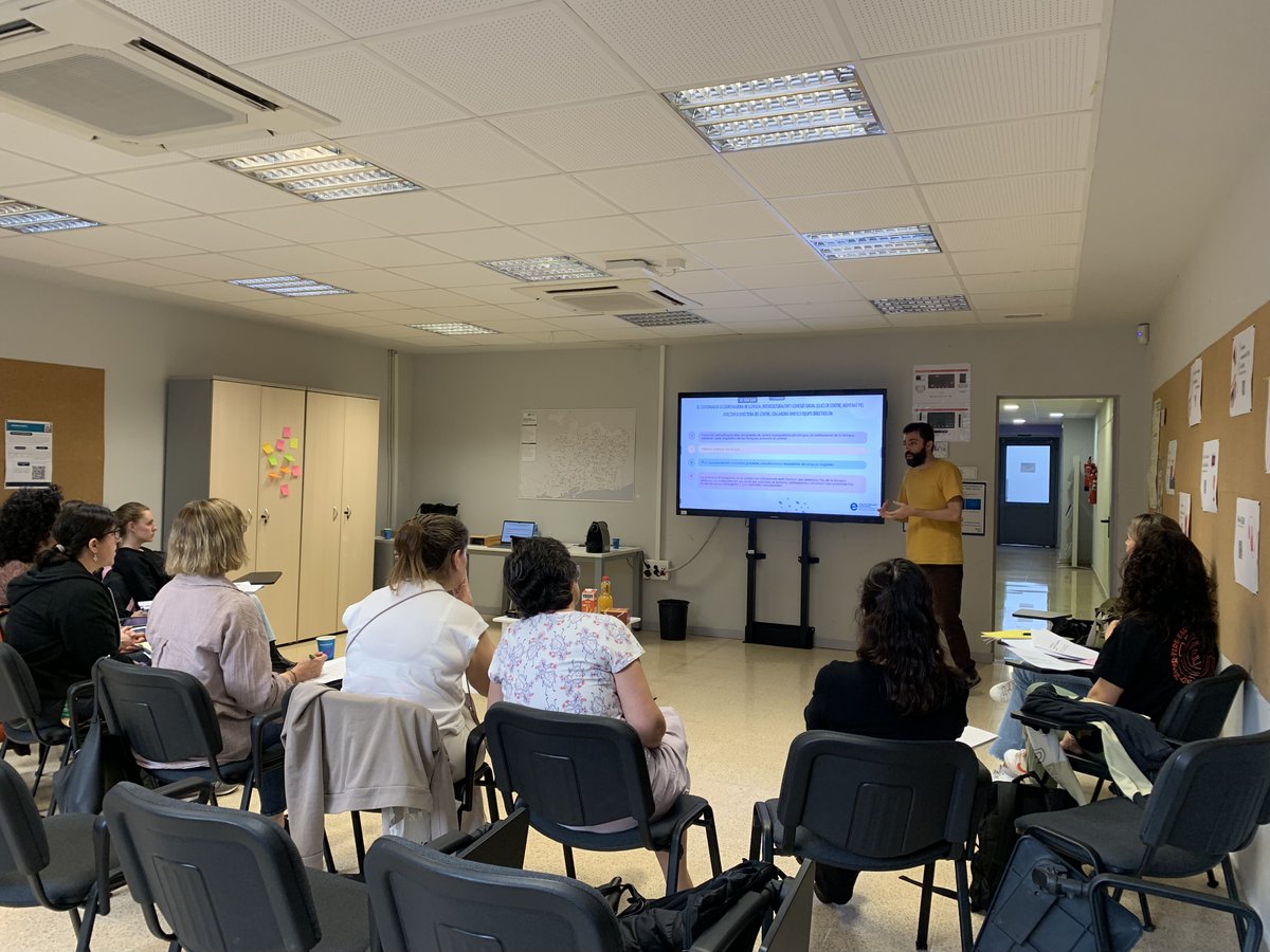 Avui hem engegat el seminari #CLIC amb els referents de llengua, interculturalitat i cohesió social dels districtes de Les Corts i Sants-Montjuïc.
Hem revisat les funcions del CLIC, els 3 eixos de treball i hem compartit bones pràctiques entre centres. #ELICCEB <a href="/se_lescorts/">Servei Educatiu les Corts</a>