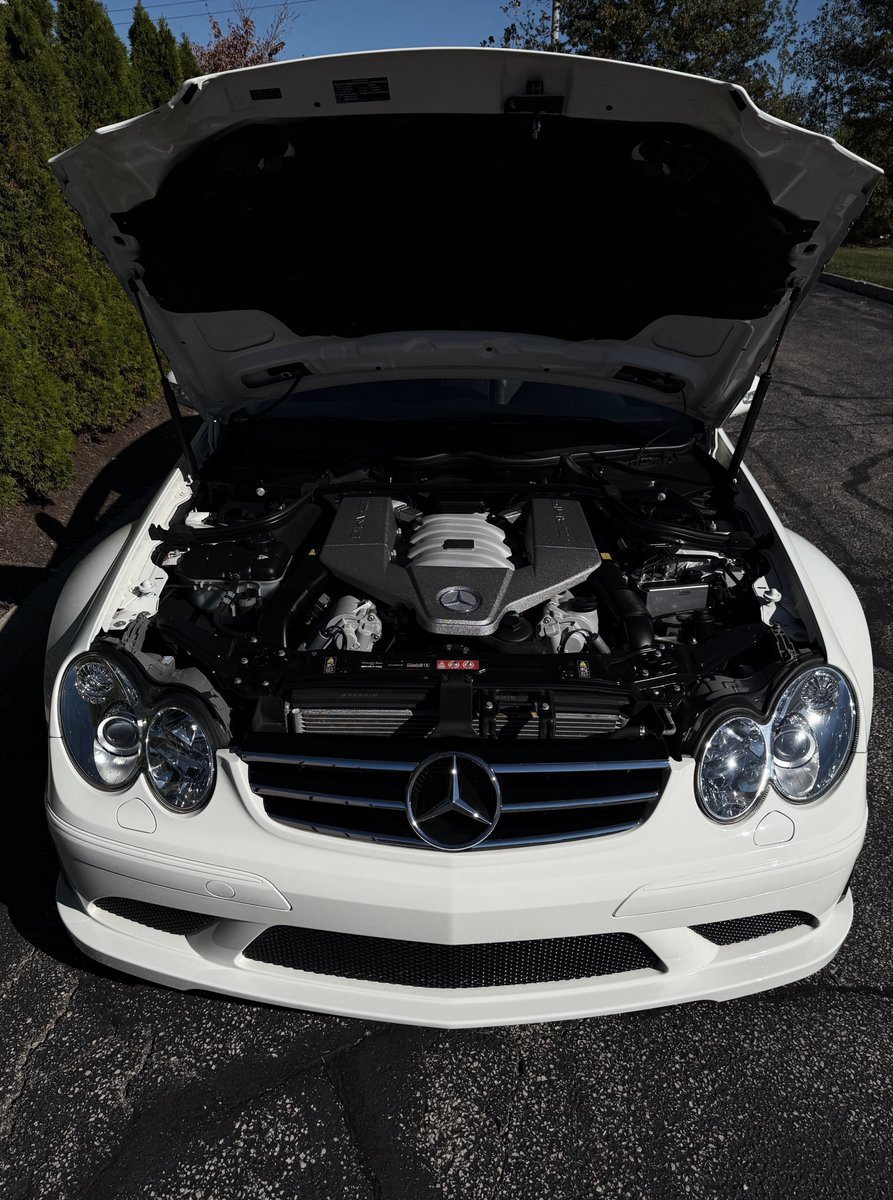 JoeW6_'s tweet image. An AMG unicorn: A white CLK63 Black Series 🏁