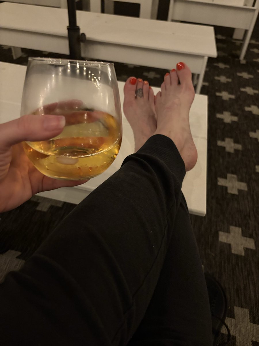 goddesstoeshoes's tweet photo. Wine 🍷 and feet 🦶- cheers 🥂 #feetfinder #toeshoes #hotmoms https://t.co/N1yLN49fRy