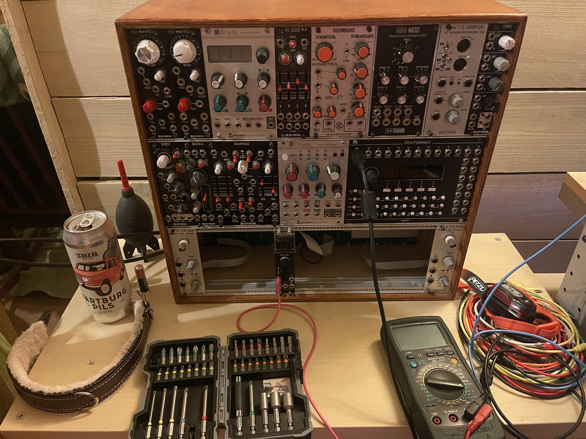Quasi tout ce petit monde a fait son passage au multimètre et à l’oscilloscope pour se faire recalibrer et accorder et pour certains il y’avait plus que besoin ! Le temps et la chaleur fon leurs œuvres sur les circuits analogiques.