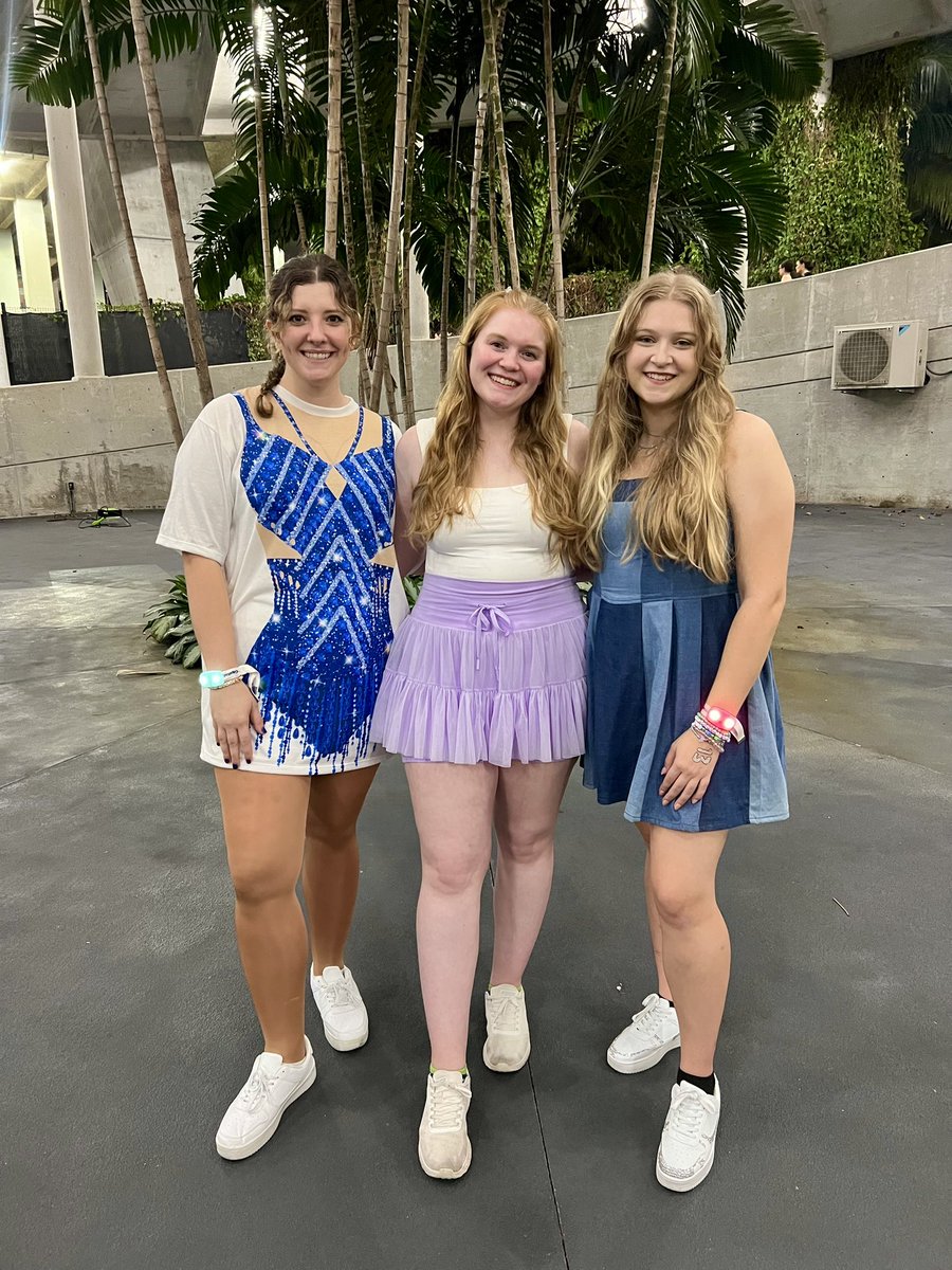 I can’t believe it’s been a year since <a href="/perfectlyfinn89/">kristen (is in jail)</a> and <a href="/anikawiggins/">a n i k a</a> convinced me to drive back to Miami with no ticket and a dream. Our magical Sonic came through and somehow we all ended up with tickets. Such a dream come true and a night I will forever remember 🥹