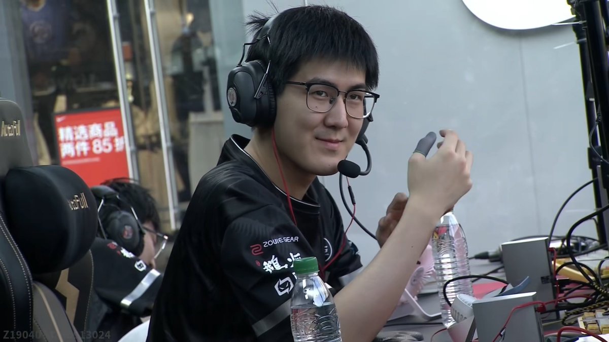 BobbyBucketsYT's tweet image. went to react to VALM $40k LAN and realized Nian was playing in it 😭