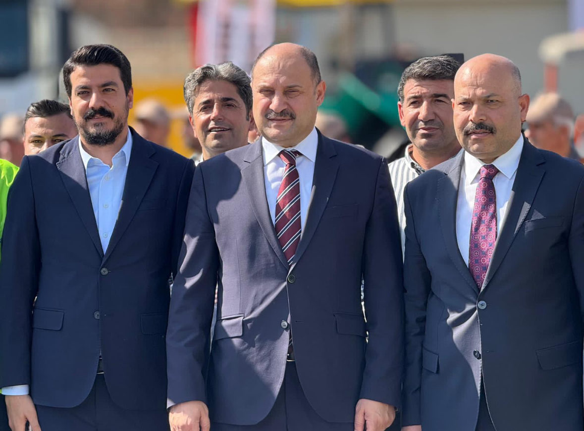 veysel_ma's tweet photo. Belediyemizin kaynaklarını artık daha etkin, daha verimli ve tamamen yerli imkânlarla kullanıyoruz.

Önceki dönemlerde dış firmalara ihale edilen birçok hizmeti, artık kendi iştirak şirketimiz bünyesinde yürütüyoruz.

Şanlıurfa Büyükşehir Belediyemiz, Belediye Başkanımız Mehmet Kasım Gülpınar’ın öncülüğünde; hizmet kalitesini yükseltmek, vatandaşlarımıza daha hızlı ve etkin hizmet sunmak amacıyla araç filosunu güçlendirdi.

Yeni hizmet araçlarımızla birlikte, Şanlıurfa için durmadan, gece gündüz çalışmaya devam ediyoruz. 🚛🚜🚐@brahimkaymaz6 @muratkurag 👏👏👏