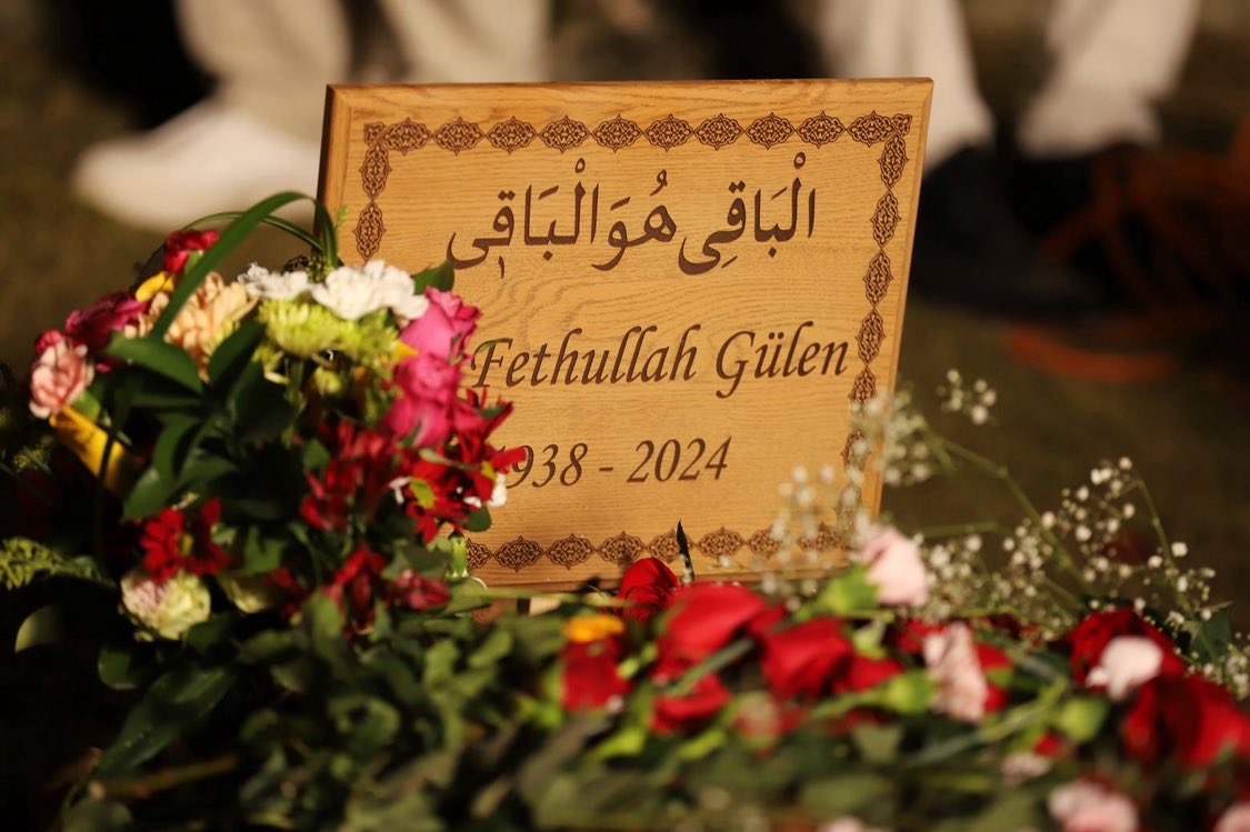 Kıymetli büyüğümüz ve başyazarımız M. Fethullah Gülen Hocaefendi'yi ruhunun ufkuna yürüyüşünün birinci yıl dönümünde rahmetle ve saygıyla anıyoruz.

#FethullahGülen #hocaefendi #Allahyolundabirömür #süreyyakitap