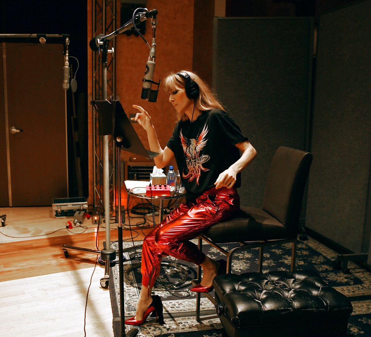 celinedion's tweet image. Serving vocals and effortless vibes. Who knew hitting high notes could look this easy? 😌🎵

📸: Denise Truscello [September, 2018]