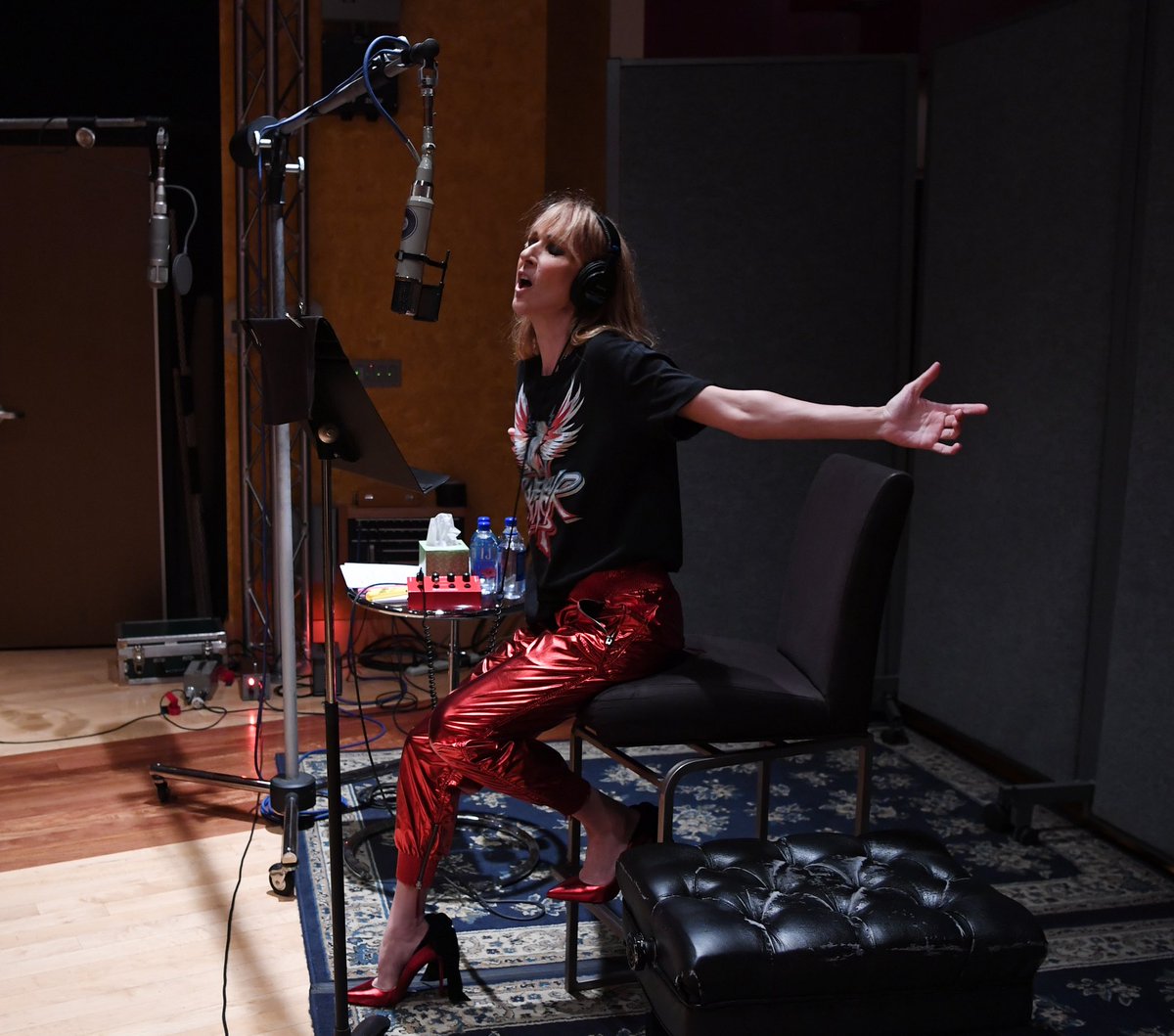 celinedion's tweet image. Serving vocals and effortless vibes. Who knew hitting high notes could look this easy? 😌🎵

📸: Denise Truscello [September, 2018]