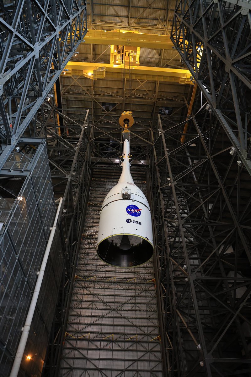 SecDuffyNASA's tweet image. The last major hardware component before Artemis II launches early next year has been installed. 🚀🇺🇸🌕
 
“Integrity” is our Orion spacecraft that will hold the Artemis II astronauts on their trip around the Moon. It’s now fully attached to the Space Launch System and we are one…
