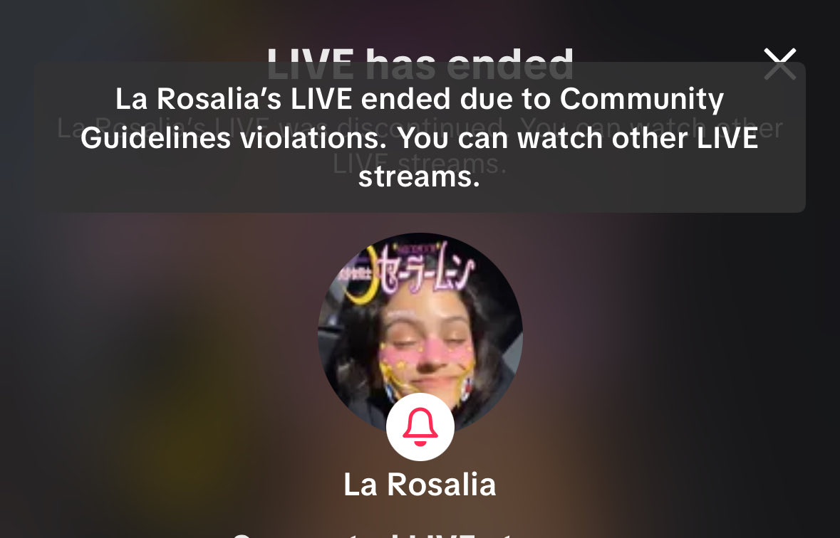 selmilan's tweet photo. le quitan el directo a Rosalía de TikTok por fumarse viva en el directo y conducir temerariamente, bufff la amo https://t.co/HdgLT5wUGl